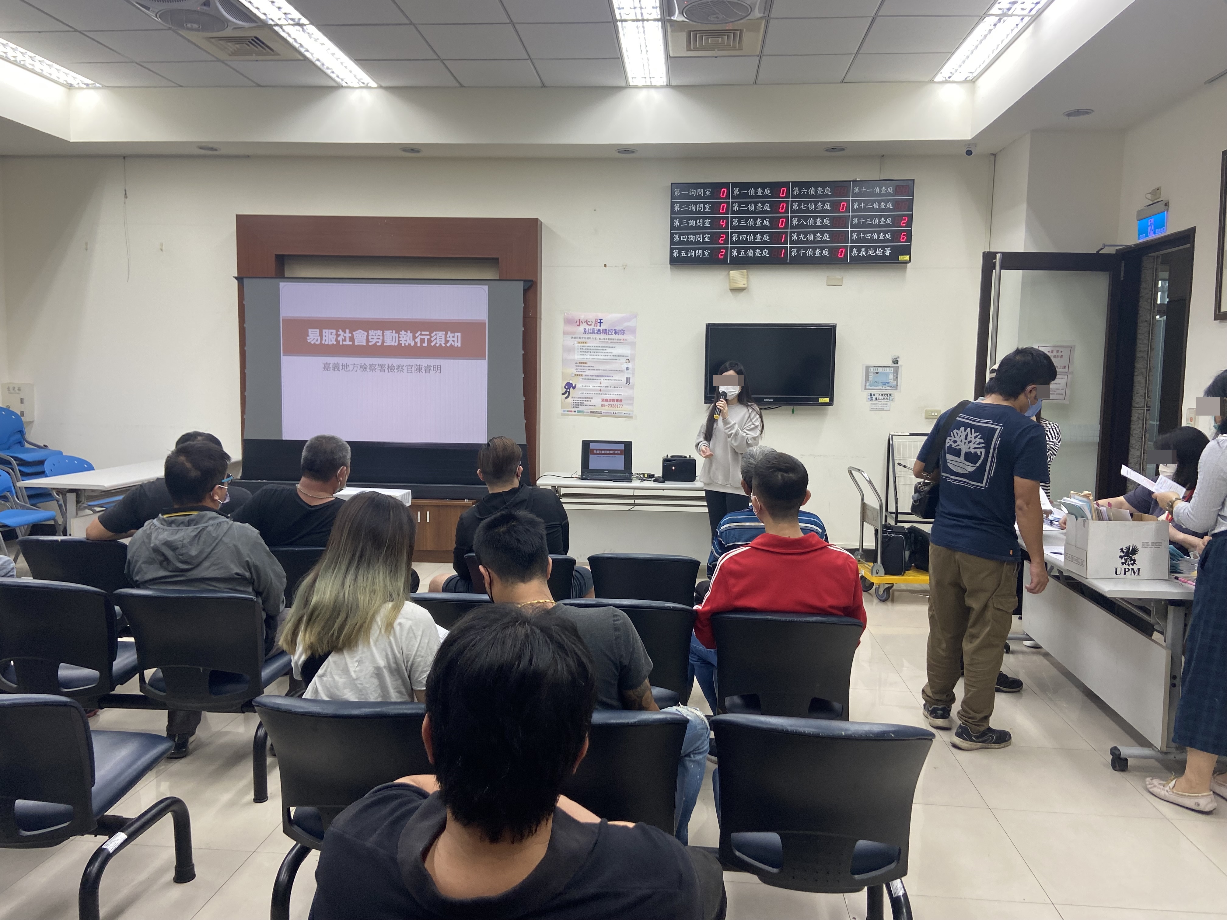 02.嘉義市衛生局人員向社勞人宣導酒癮戒治相關資訊。