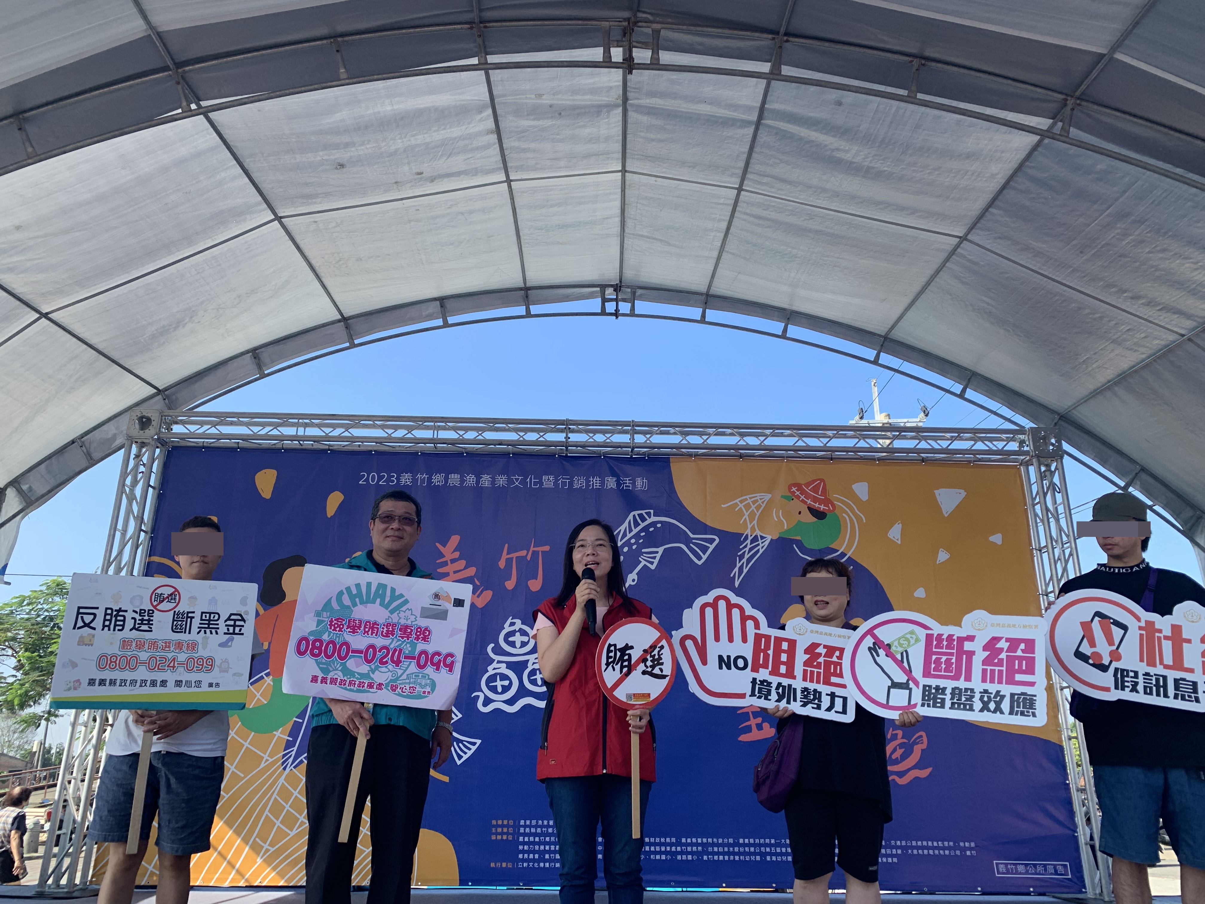 2-嘉義地檢署主任檢察官謝雯璣上台致詞，同時進行「反賄選宣導暨有獎徵答活動」，反應熱烈，民眾爭相搶答，甚至有人現場做筆記。