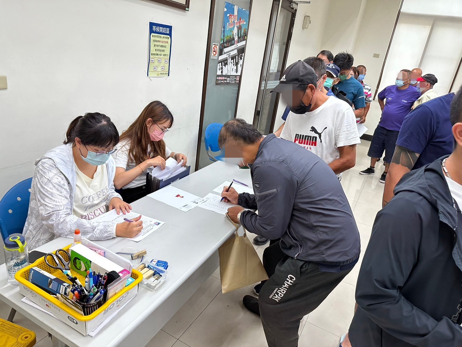 1121108-1.學員依序排隊等待報到，觀護佐理員細心協助相關資料之填寫