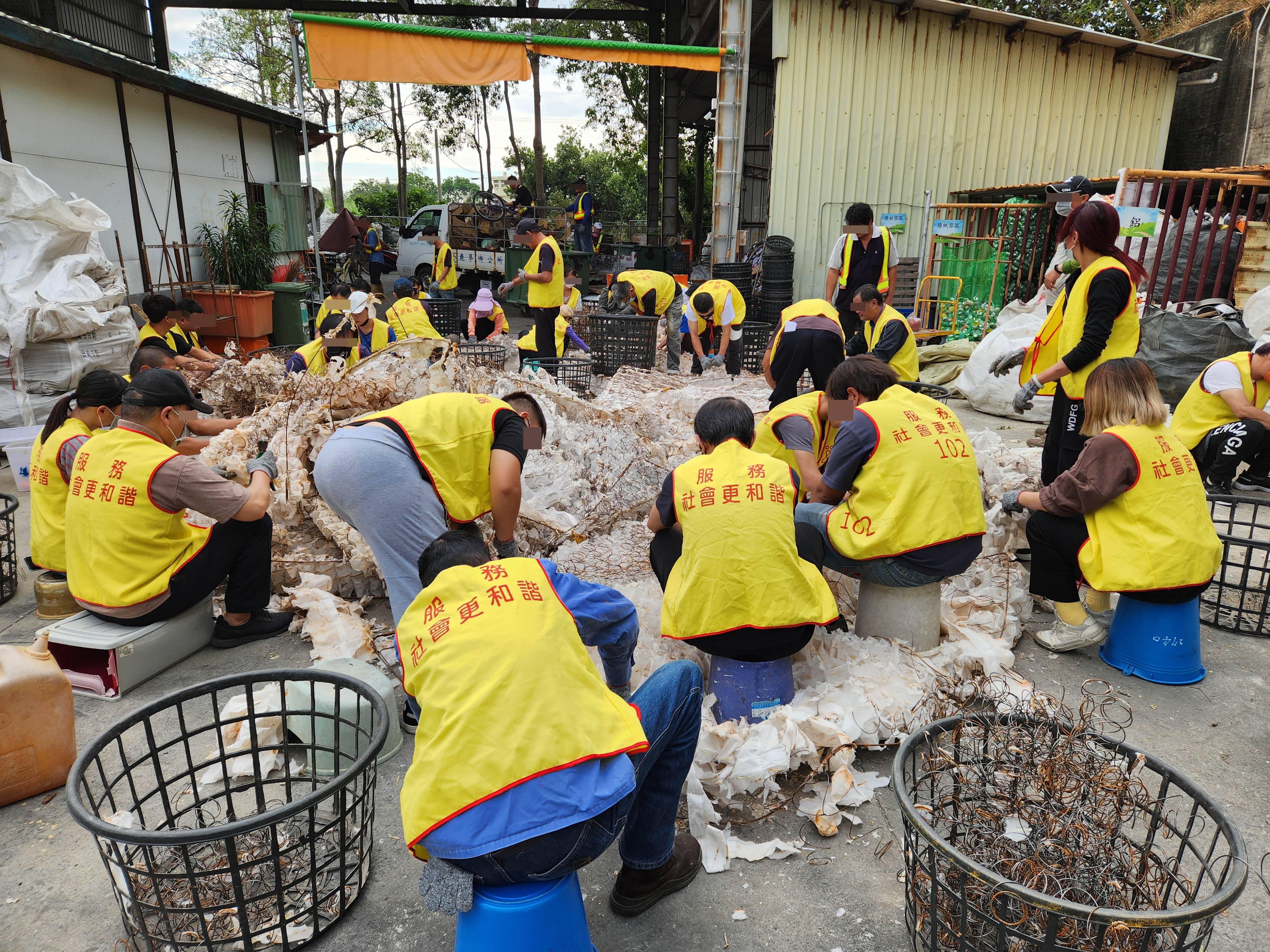 08.勞動人於資源回收場分工合作拆解獨立筒作為鐵料回收。