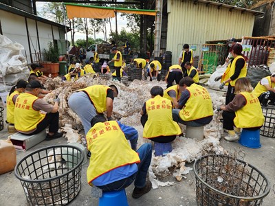08.勞動人於資源回收場分工合作拆解獨立筒作為鐵料回收。