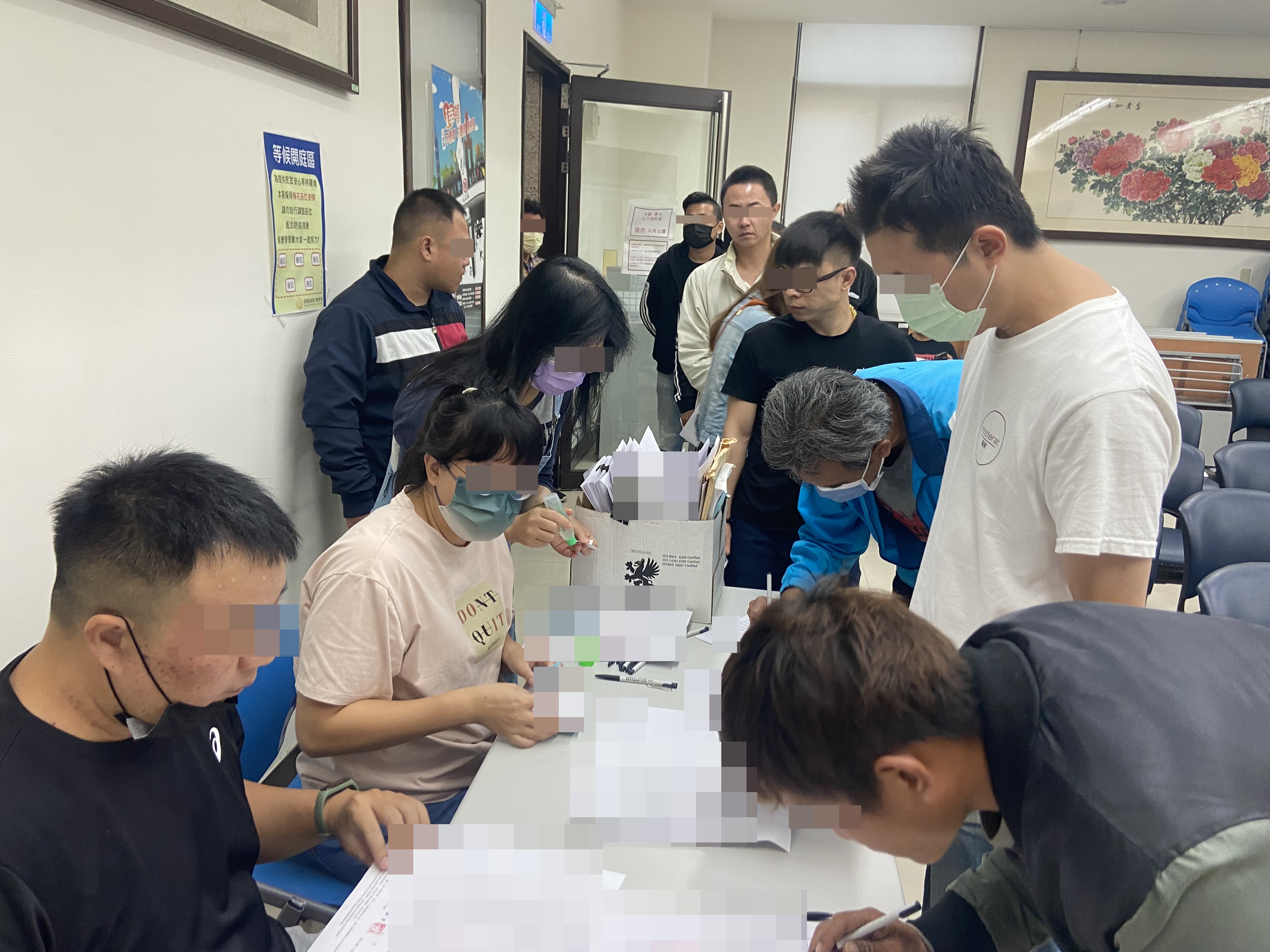 01.觀護佐理員協助社會勞動人說明會報到事宜。