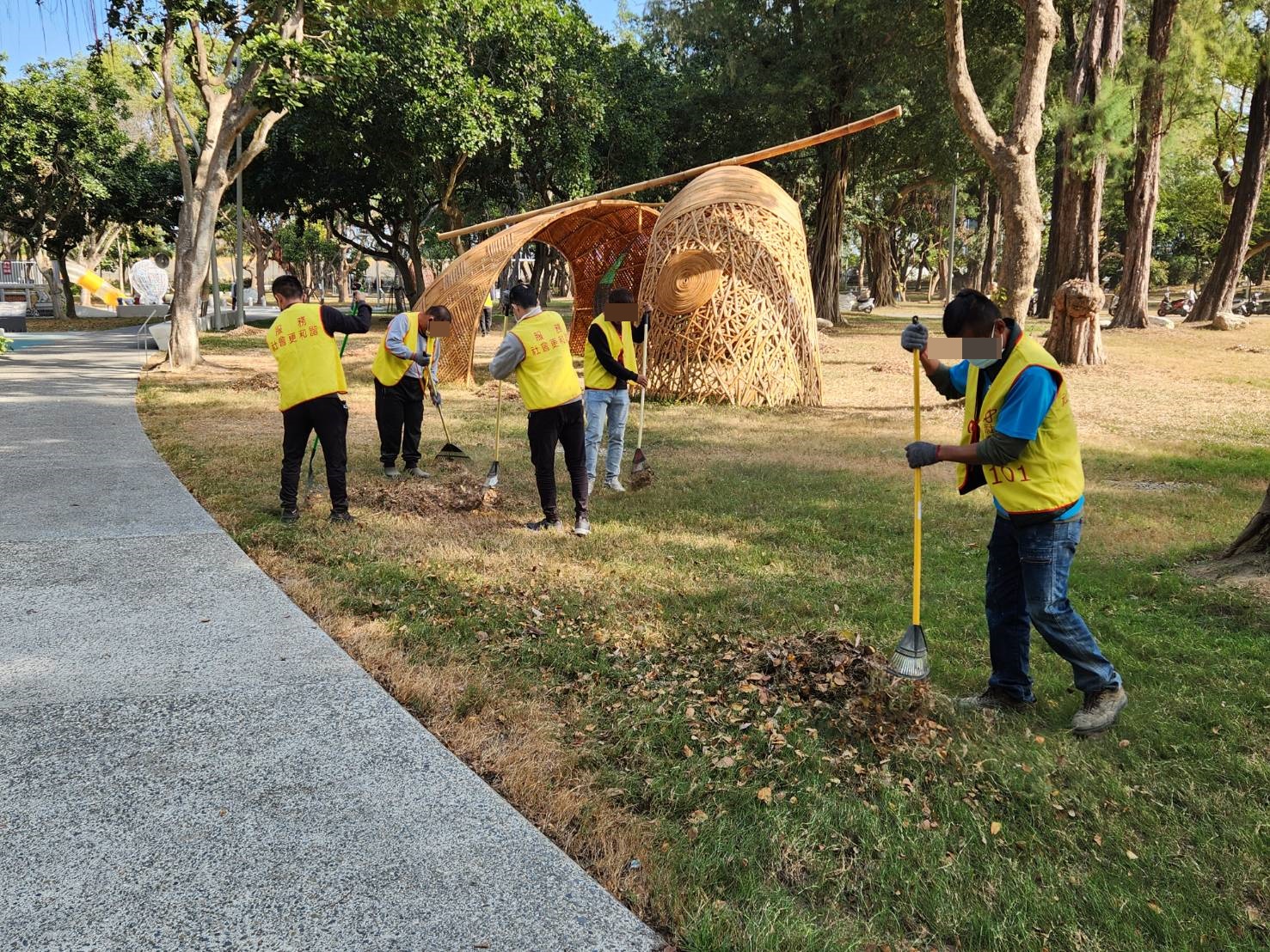 09.勞動人於藝術公園內協助落葉、垃圾清掃工作。