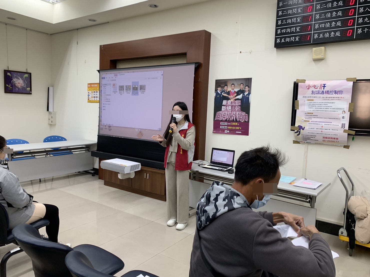 02.嘉義市衛生局人員向社勞人宣導酒癮戒治相關資訊。