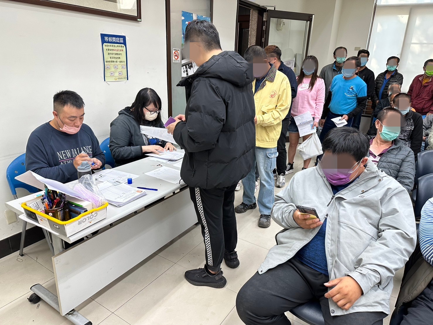 1130110-1.學員依序排隊等待報到，觀護佐理員細心協助相關資料之填寫。