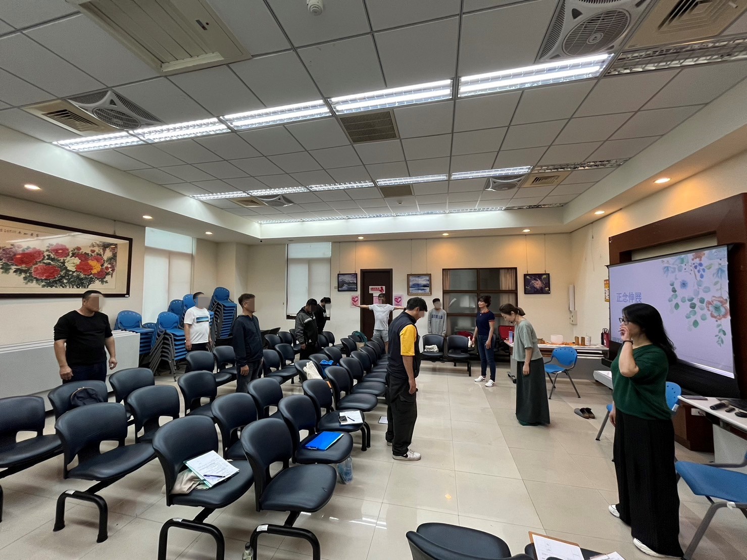 3.張巧渘講師引導學員進行正念伸展活動