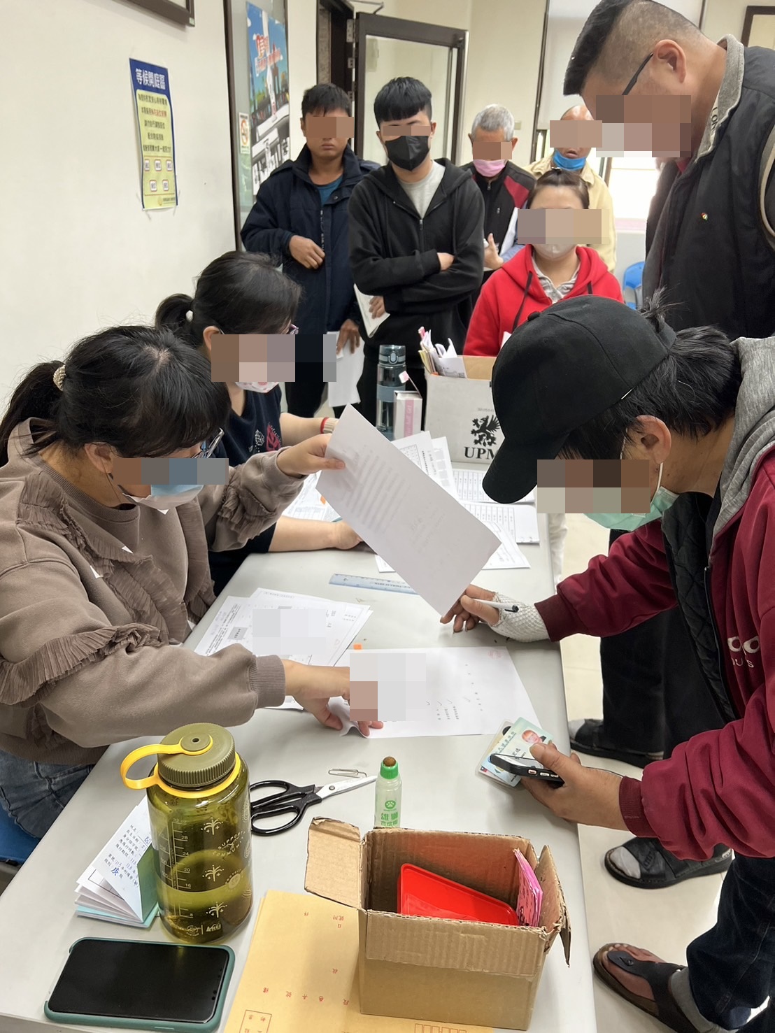 01.觀護佐理員協助社會勞動人說明會報到事宜。