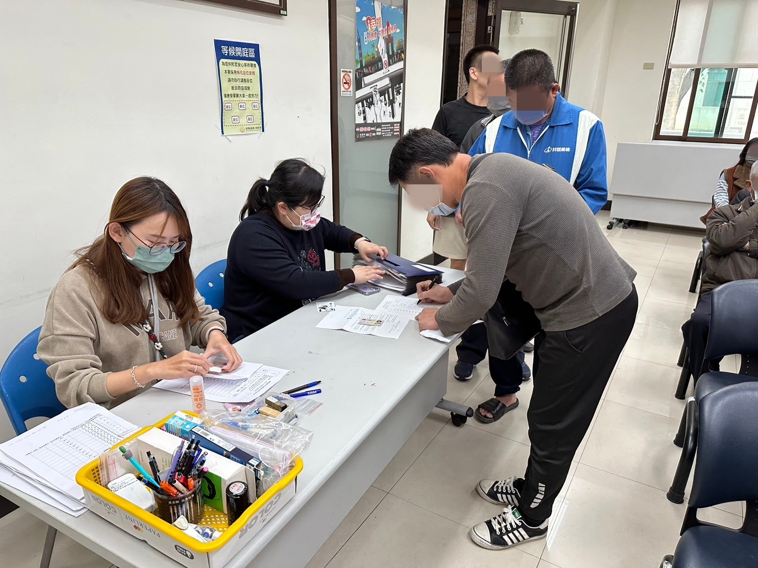 1130207-1.學員依序排隊等待報到，觀護佐理員細心協助相關資料之填寫