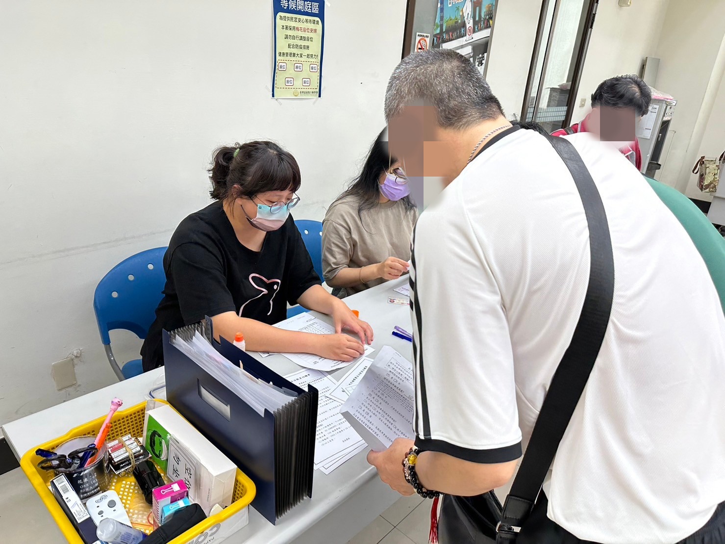 1130529-5.學員依序排隊等待報到，觀護佐理員細心協助相關資料之填寫。