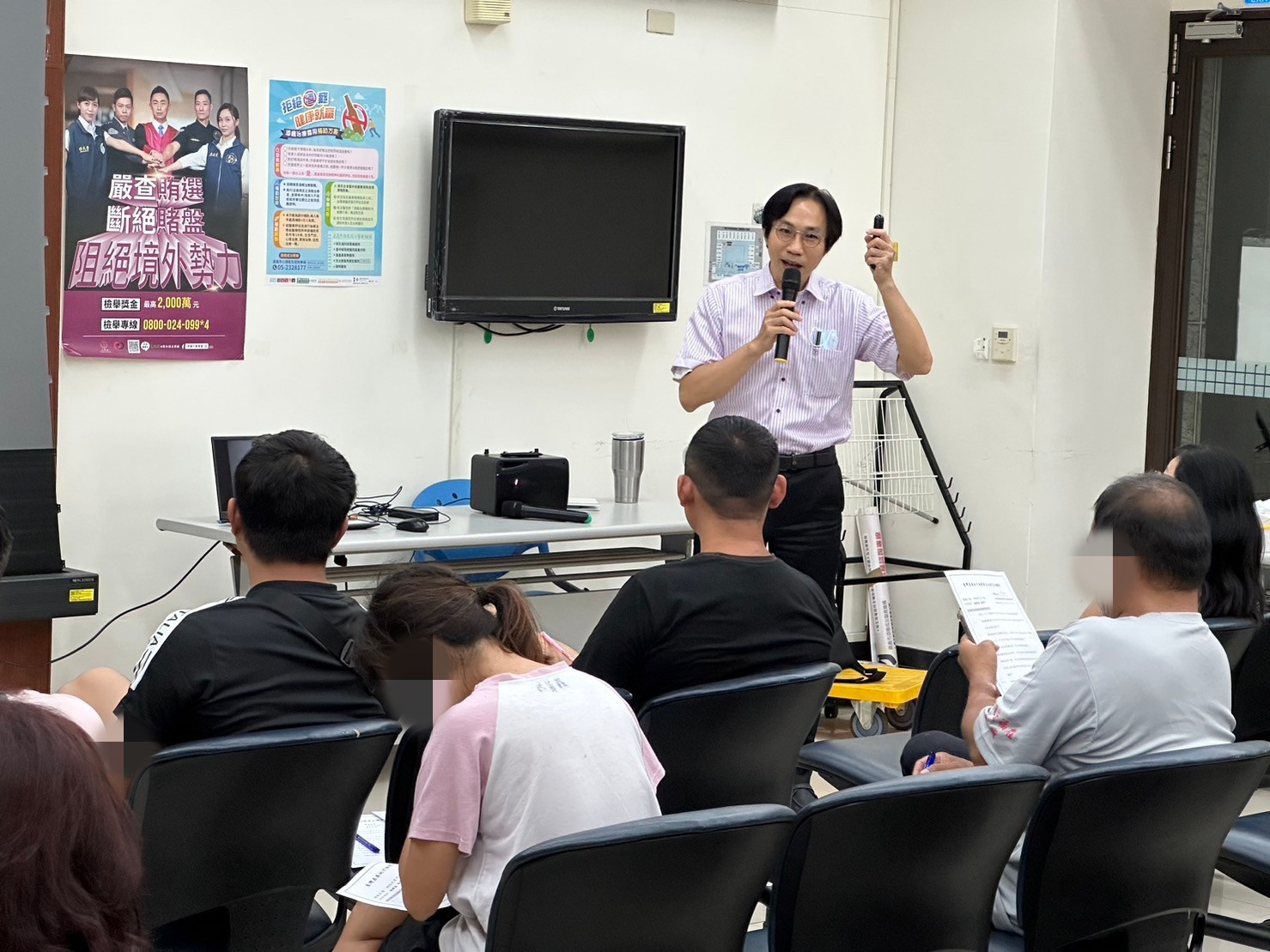1130612-3.楊騏嘉檢察官詳細解說讓學員了解科技日新月異，網路犯罪手法層出不窮。