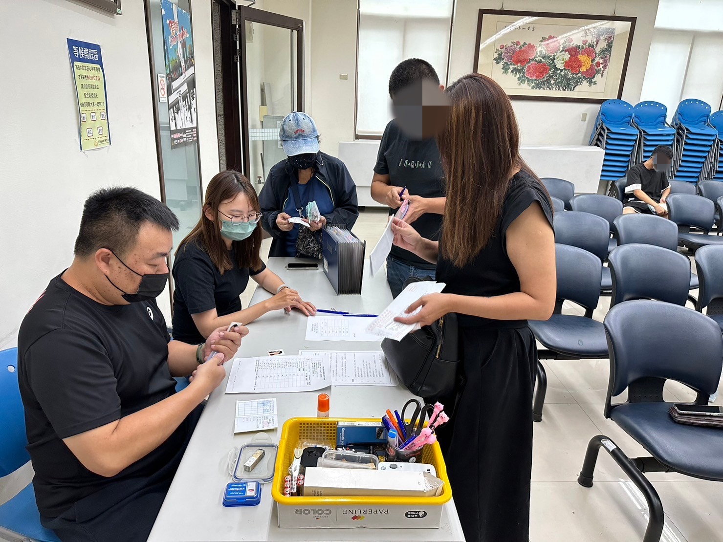 1130626-5.學員依序排隊等待報到，觀護佐理員細心協助相關資料之填寫。