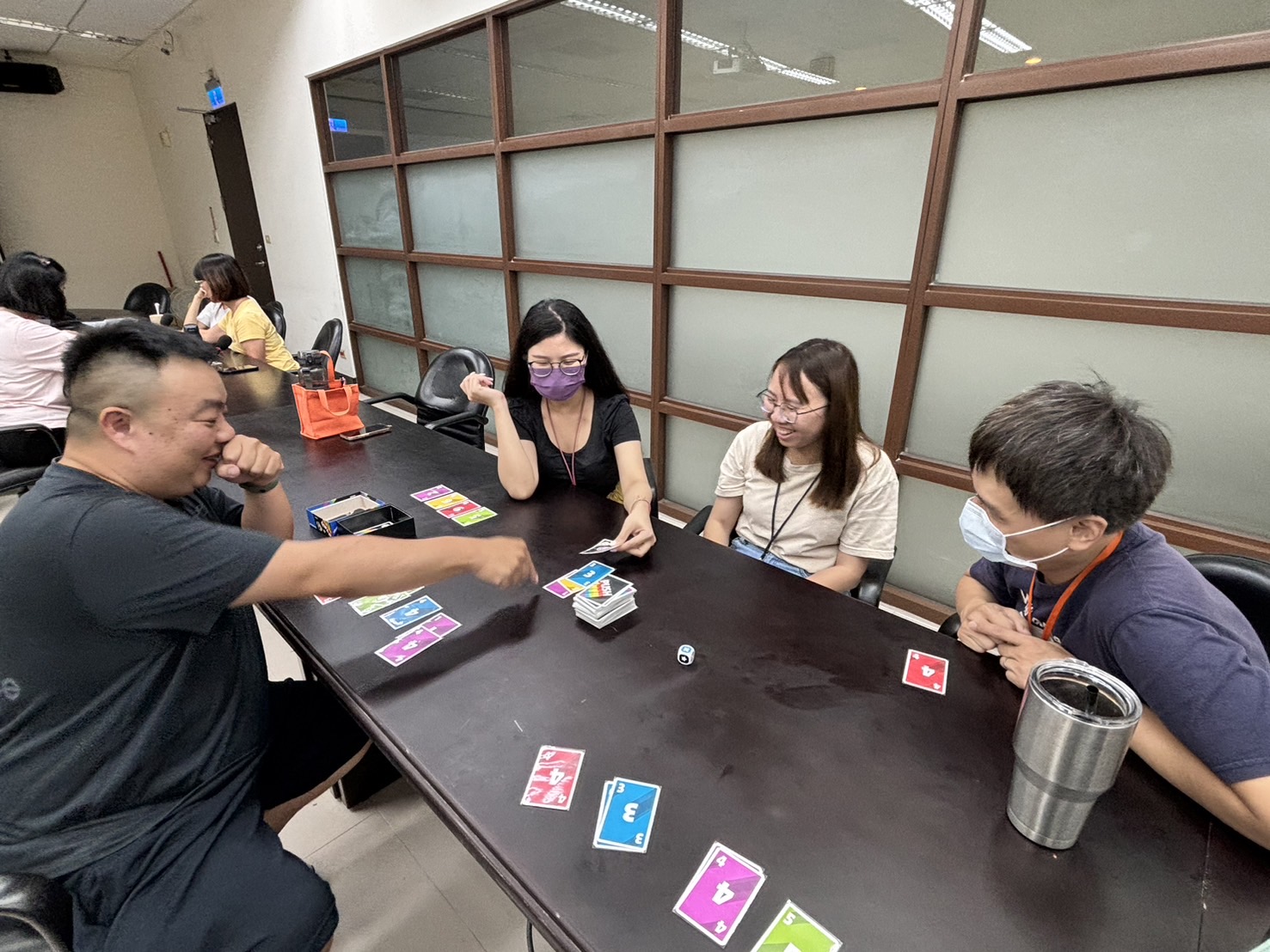 藉由桌遊活動促進科室內同仁之互動，活絡工作場域氣氛
