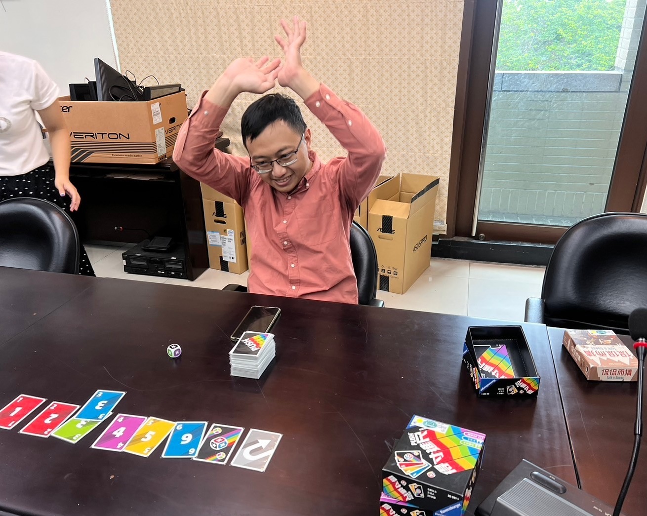 桌遊老師小悠以逗趣的方式介紹玩法