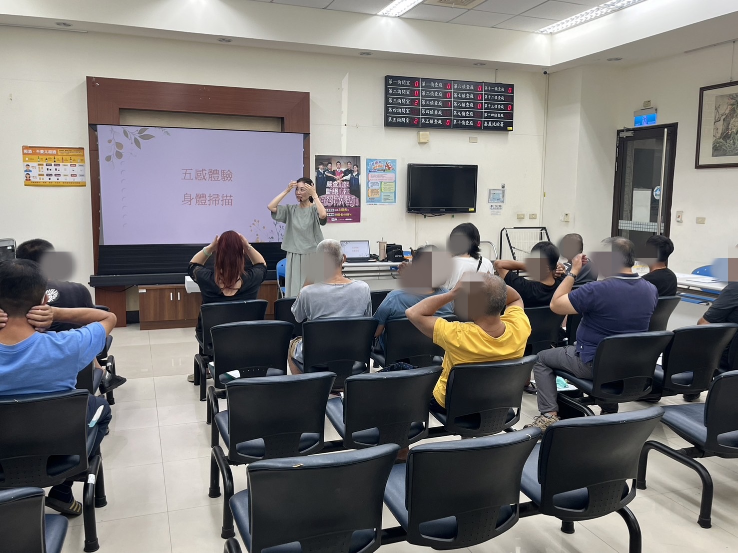 113.7.2張巧渘老師教授學員使用按摩穴道。