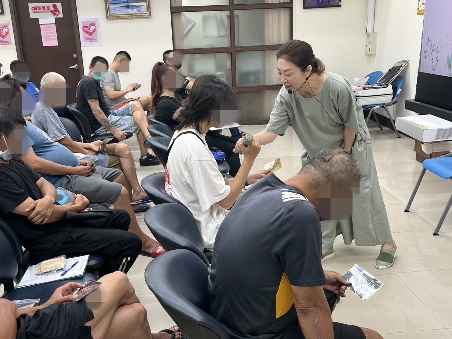 113.7.2張巧渘老師鼓勵學員分享選擇牌卡當下感覺。