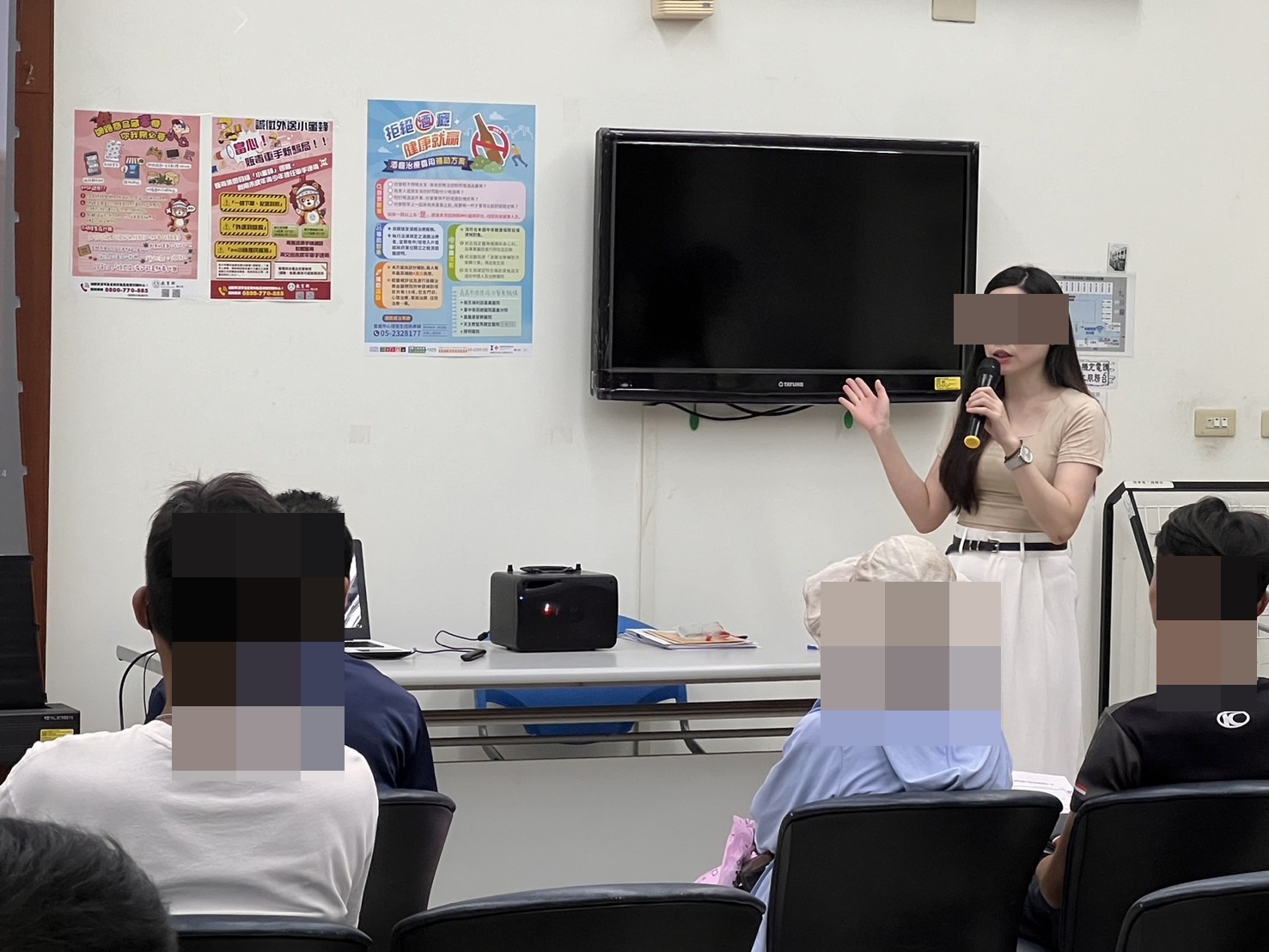 2.嘉義市衛生局人員向社勞人宣導酒癮戒治相關資訊。