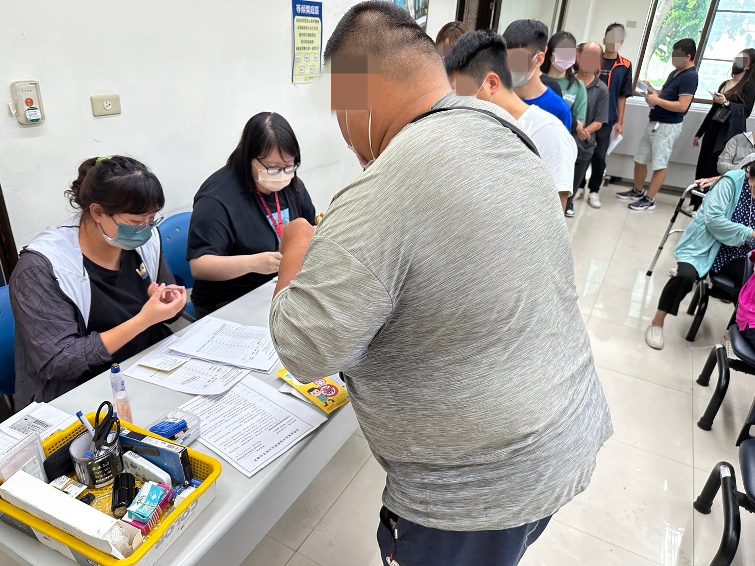 1130821-5.學員依序排隊等待報到，觀護佐理員細心協助相關資料之填寫。