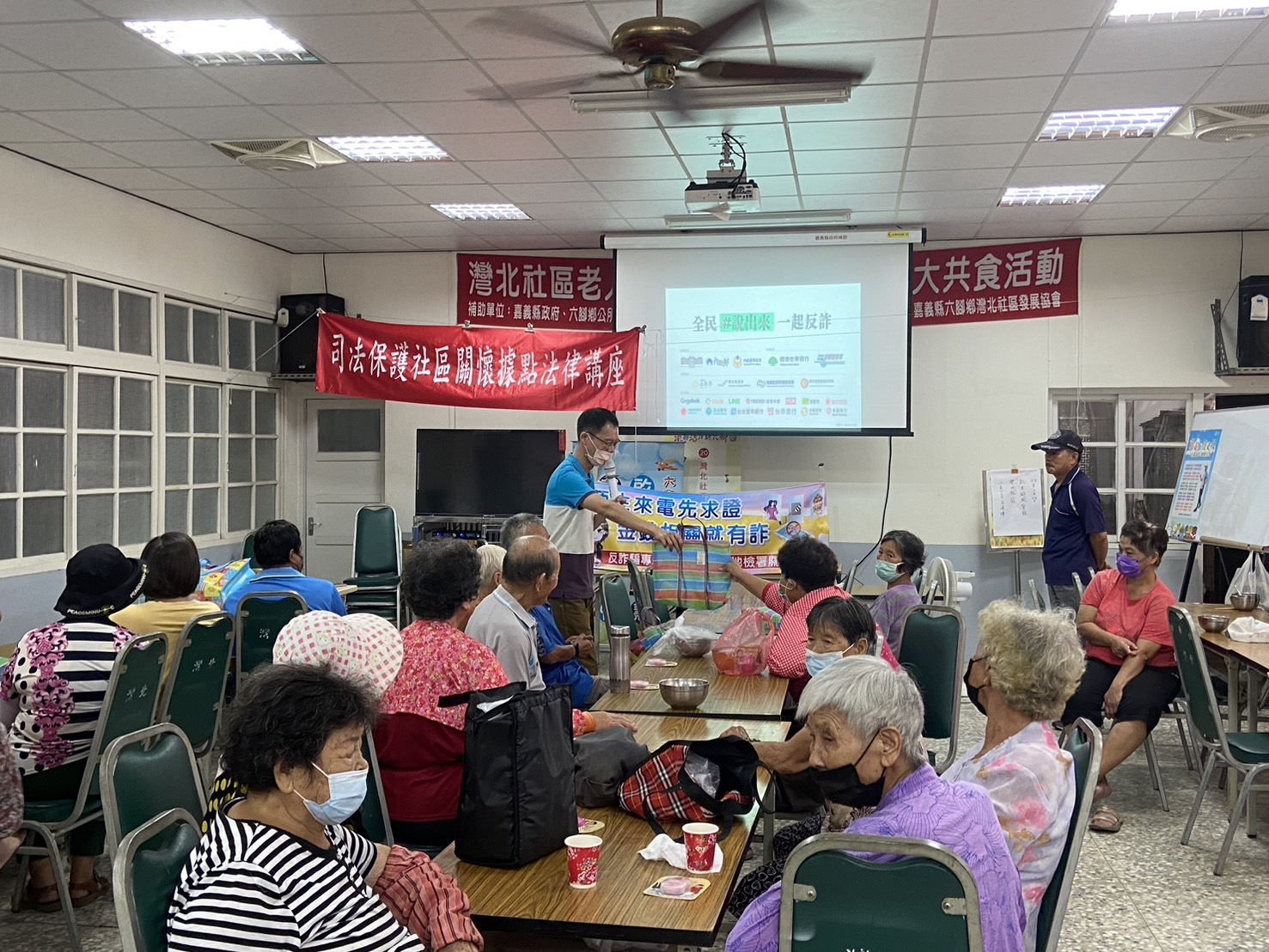 2.張耀中觀護人提醒長輩遇到不明人士來電，應冷靜以對，即時向165專線電話查證，或逕向派出所詢問