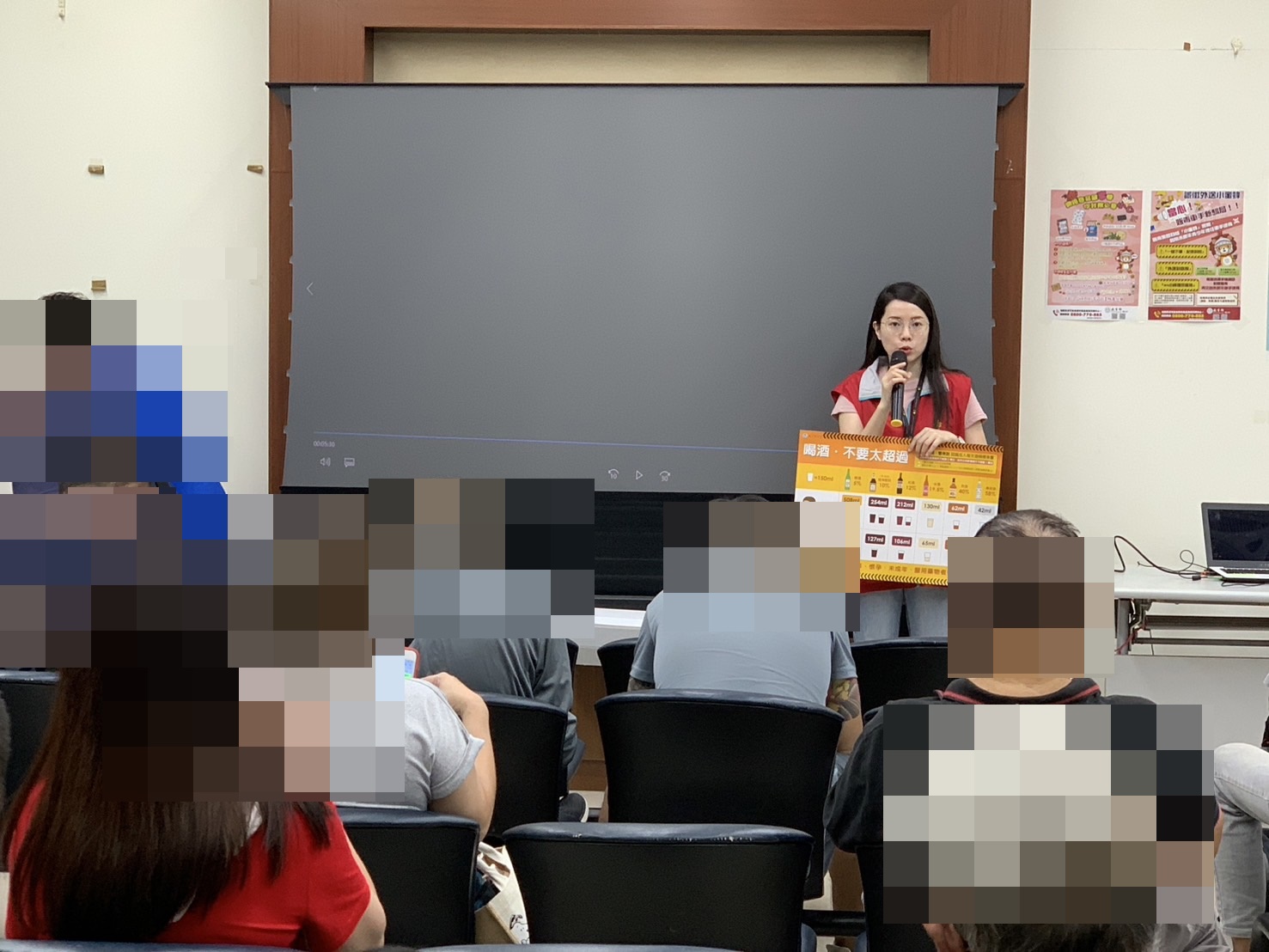 2.嘉義市衛生局人員向社勞人宣導酒癮戒治相關資訊。