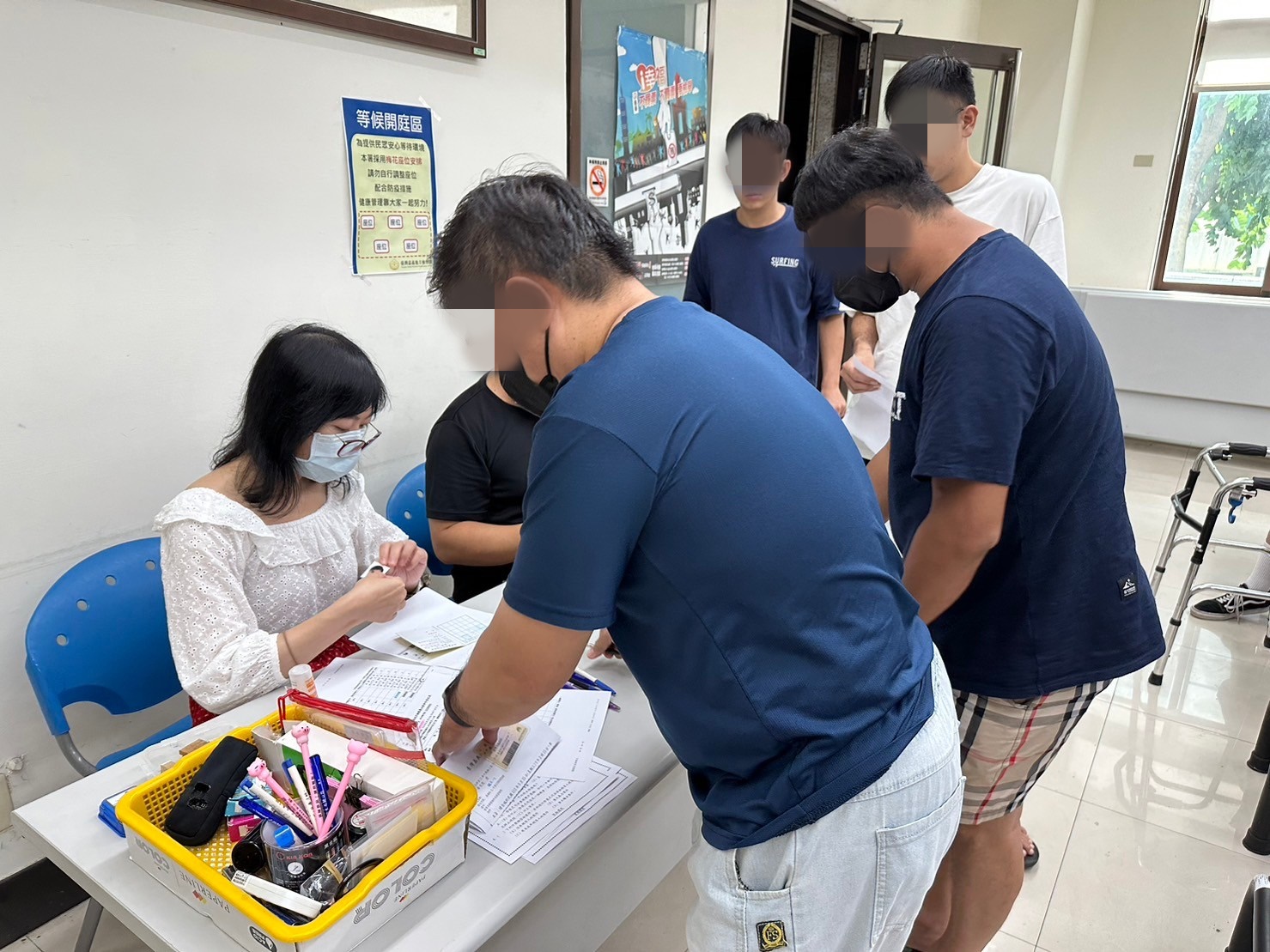 1130925-5.學員依序排隊等待報到，觀護佐理員細心協助相關資料之填寫。
