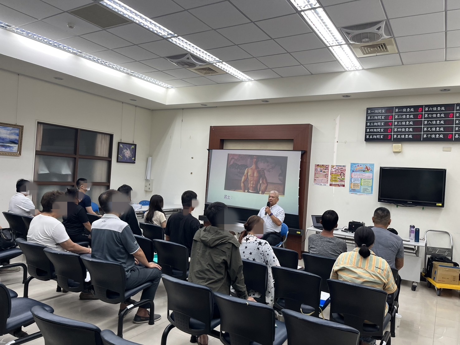 113.10.4老師帶領學員進入正念冥想練習。