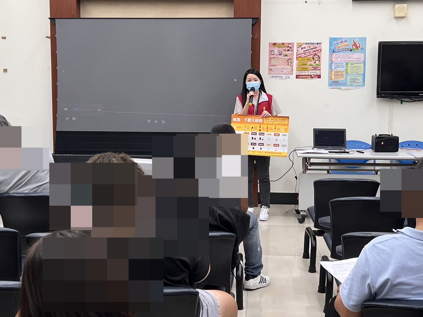 2.嘉義市衛生局人員向社勞人宣導酒癮戒治相關資訊。