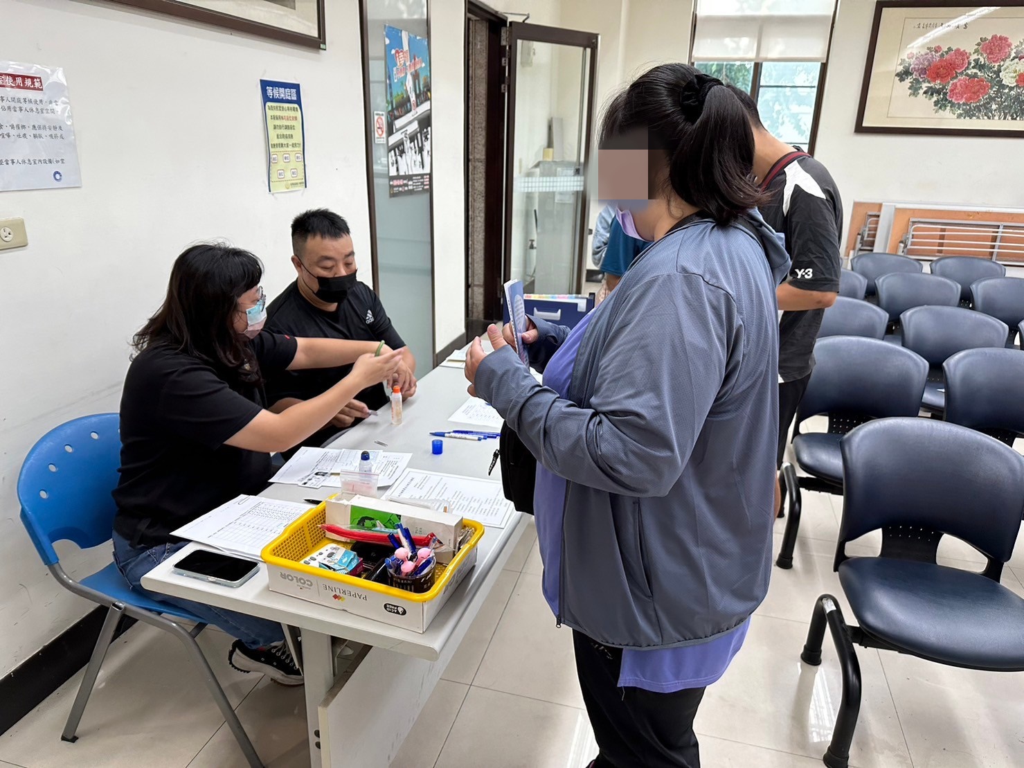 1131023-5.學員依序排隊等待報到，觀護佐理員細心協助相關資料之填寫。