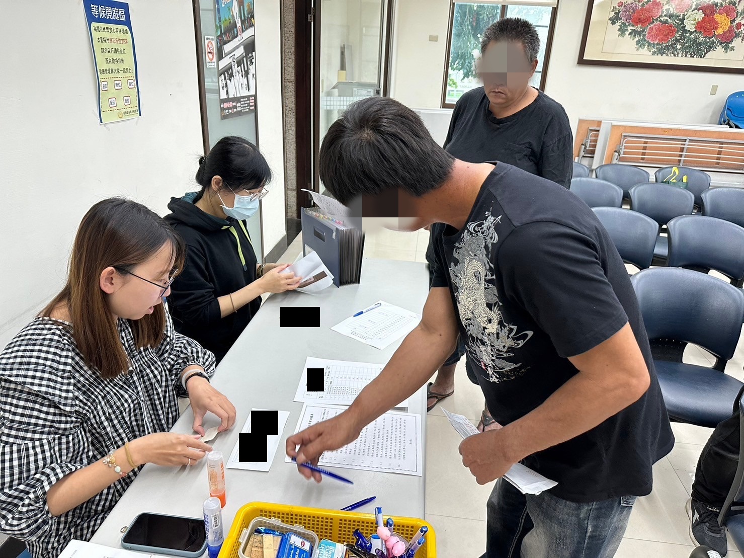 1131120-5學員依序排隊等待報到-觀護佐理員細心協助相關資料之填寫