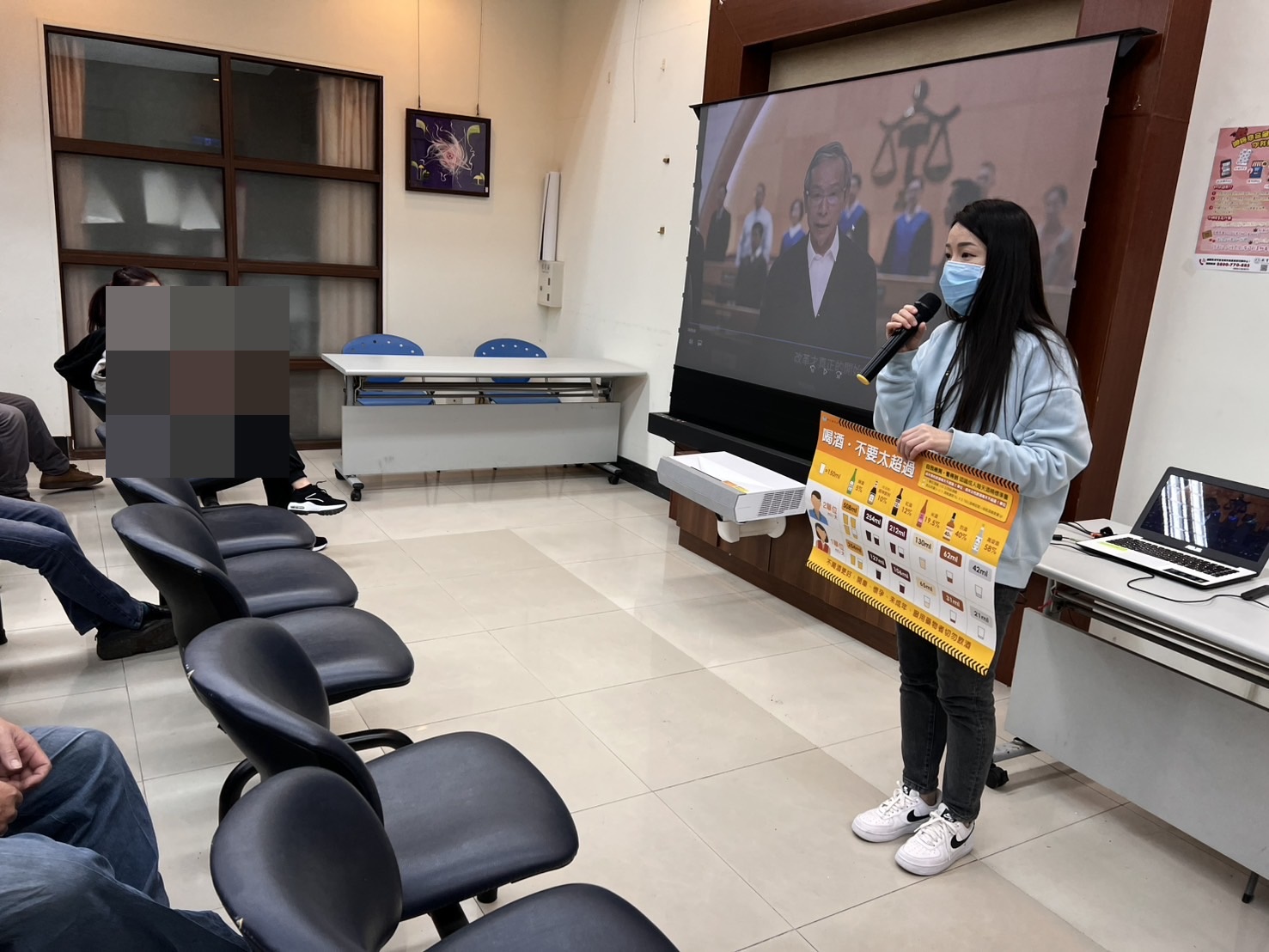 2.嘉義市衛生局人員向社勞人宣導酒癮戒治相關資訊。