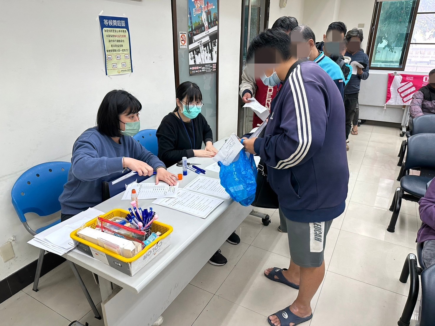 1140108-1.學員依序排隊等待報到，助理們細心協助相關資料之填寫