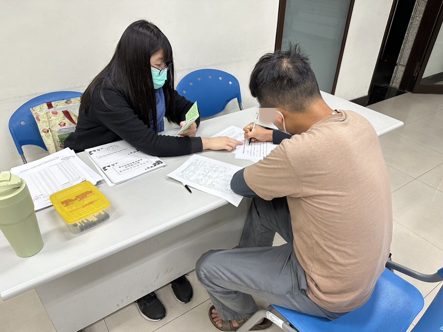 1.全人計畫人員指導如何填寫資料。