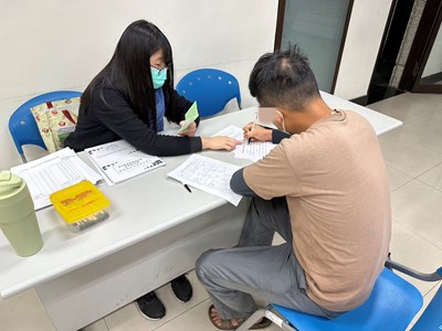 1.全人計畫人員指導如何填寫資料。