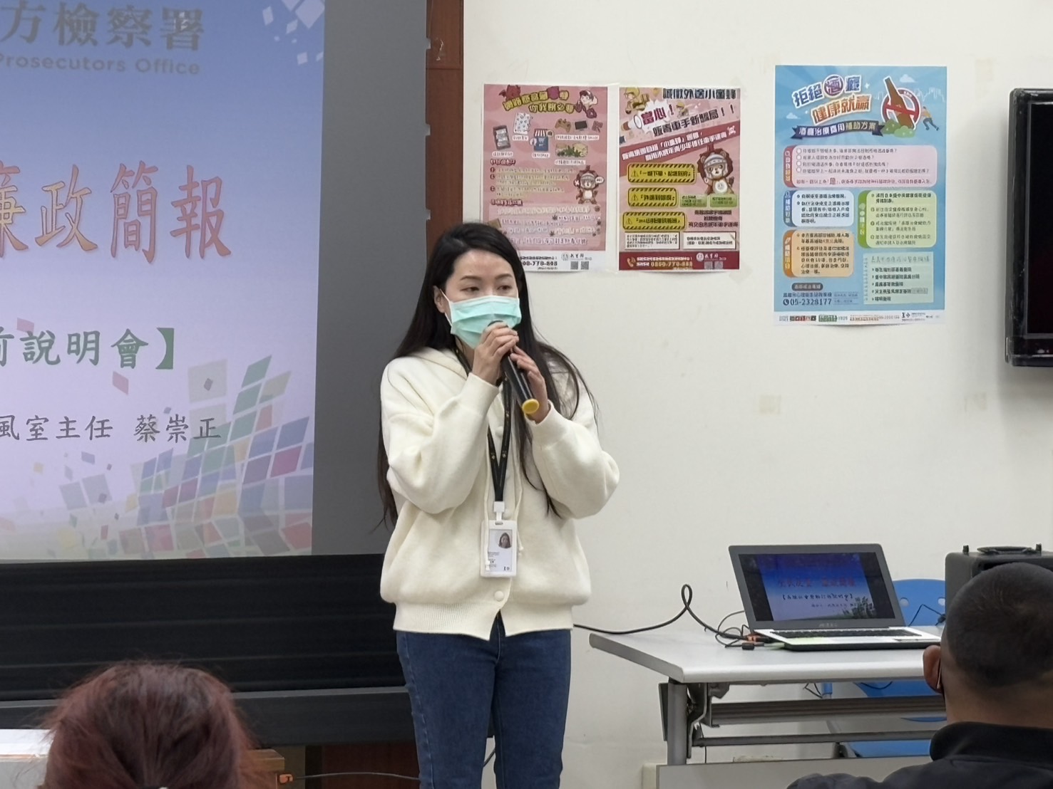 2.嘉義市衛生局人員向社勞人宣導酒癮戒治相關資訊。
