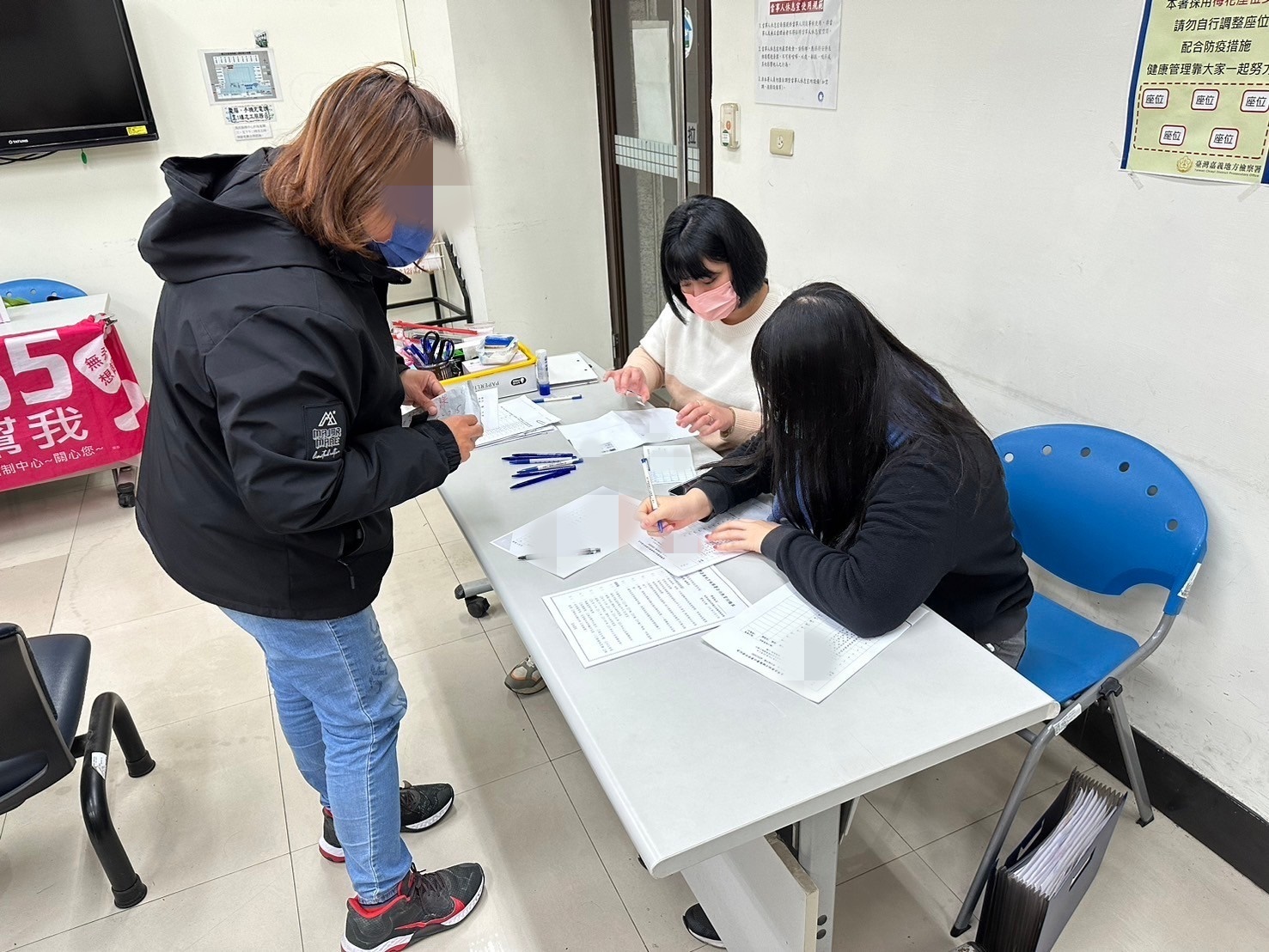 1140205-2.學員依序排隊等待報到，助理們細心協助相關資料之填寫