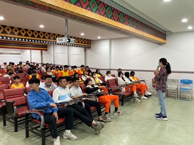 張雅雯觀護人以淺顯易懂的方式，向學生介紹新興毒品的種類、偽裝手法及對身心健康的危害