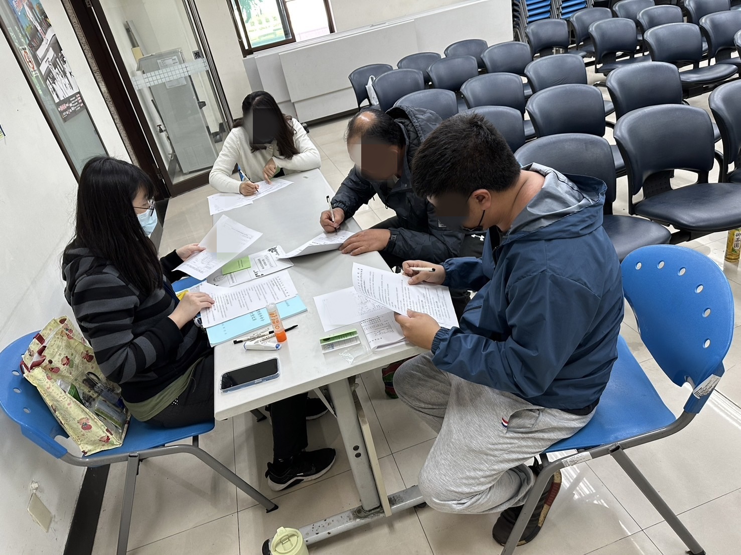 3.全人計畫員說明如何填寫資料。