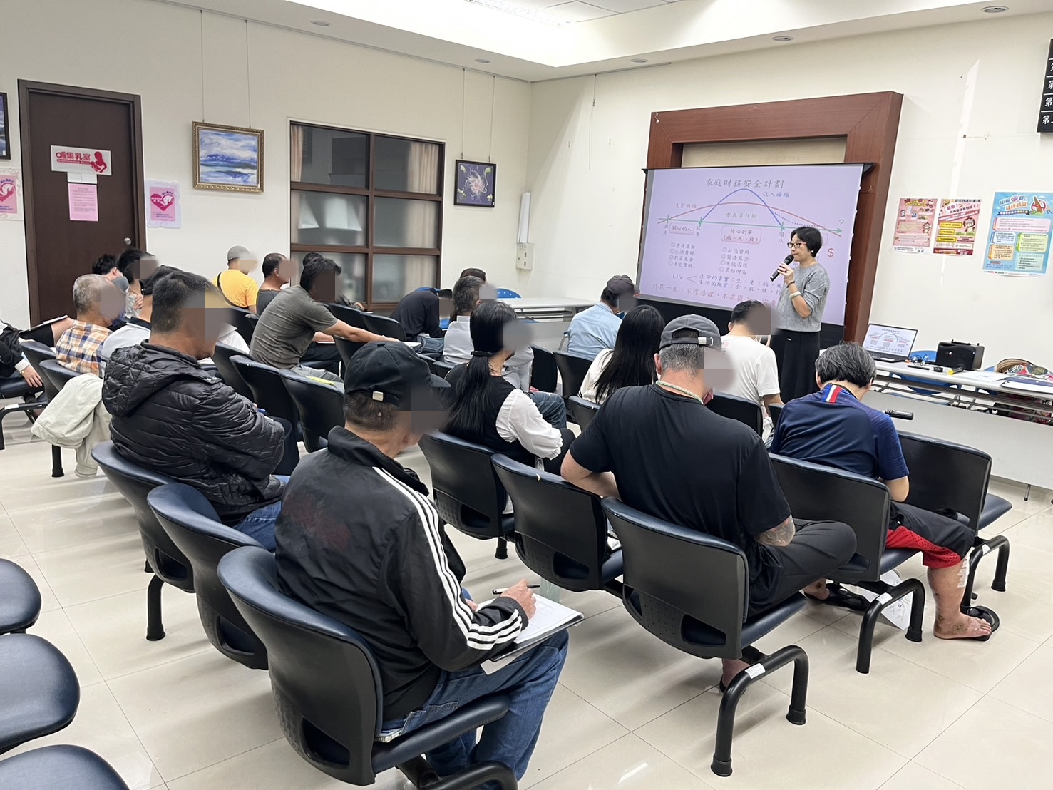 114.3.4黃梓函老師與學員討論有關家庭理財規劃。