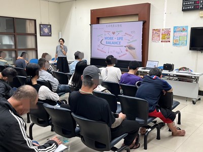 114.3.4黃梓函老師老師向學員說明有關生涯規劃的5階段。