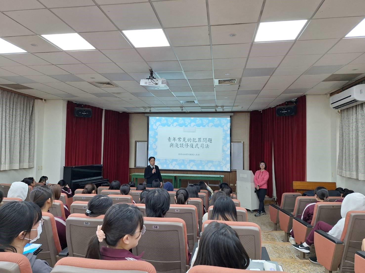 何惠婷觀護人透過案例分析與互動問答,向學生介紹新興毒品的種類及其偽裝手法