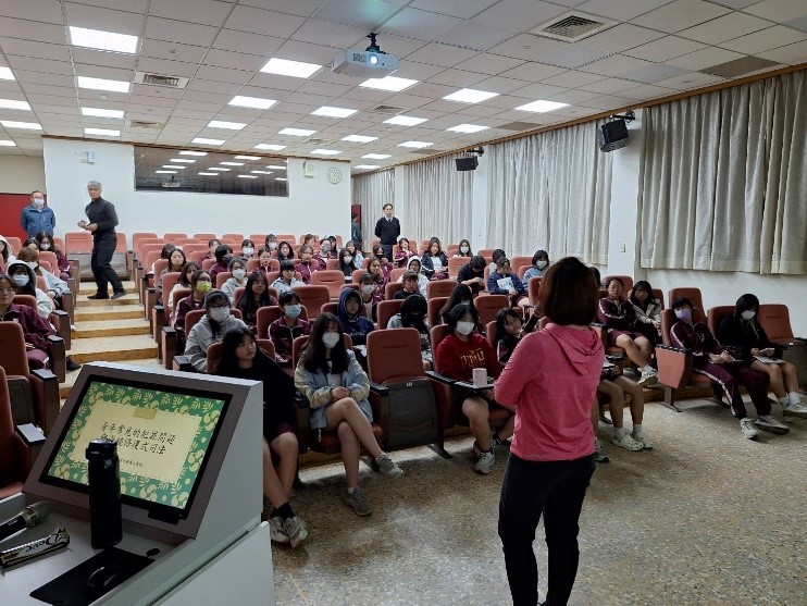 何惠婷觀護人深入剖析常見詐騙手法，如網路交友詐騙、投資詐騙及AI變臉詐騙