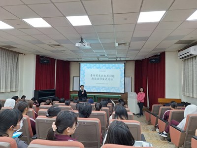 何惠婷觀護人透過案例分析與互動問答，向學生介紹新興毒品的種類及其偽裝手法