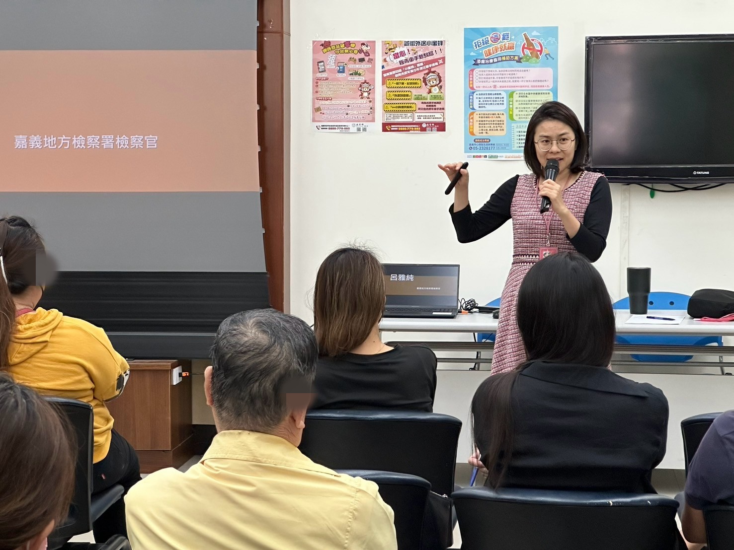 1140305-3.呂雅純檢察官講解「生活與法律」,開頭介紹法官及檢察官之差異與職責