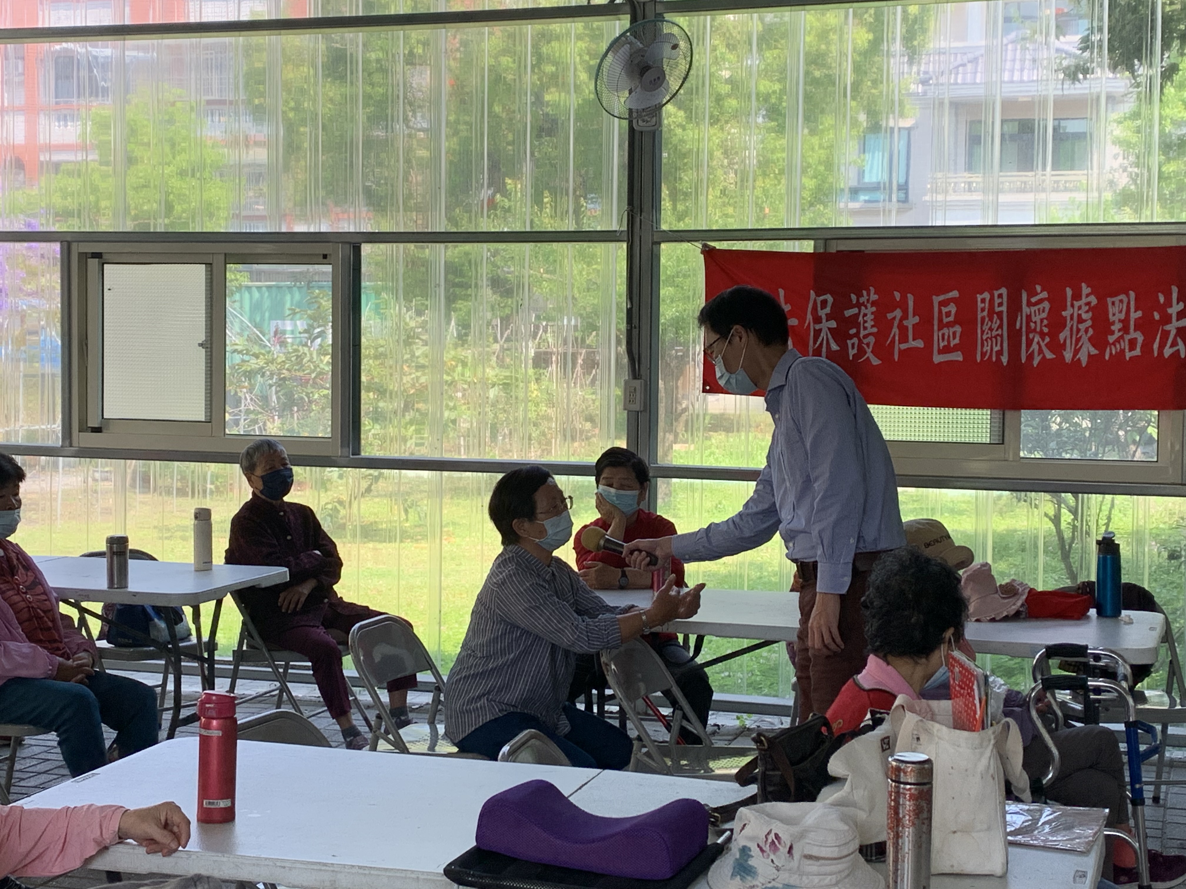 透過影音詐騙新聞及問答的方式，與長輩互動，進行雙向交流
