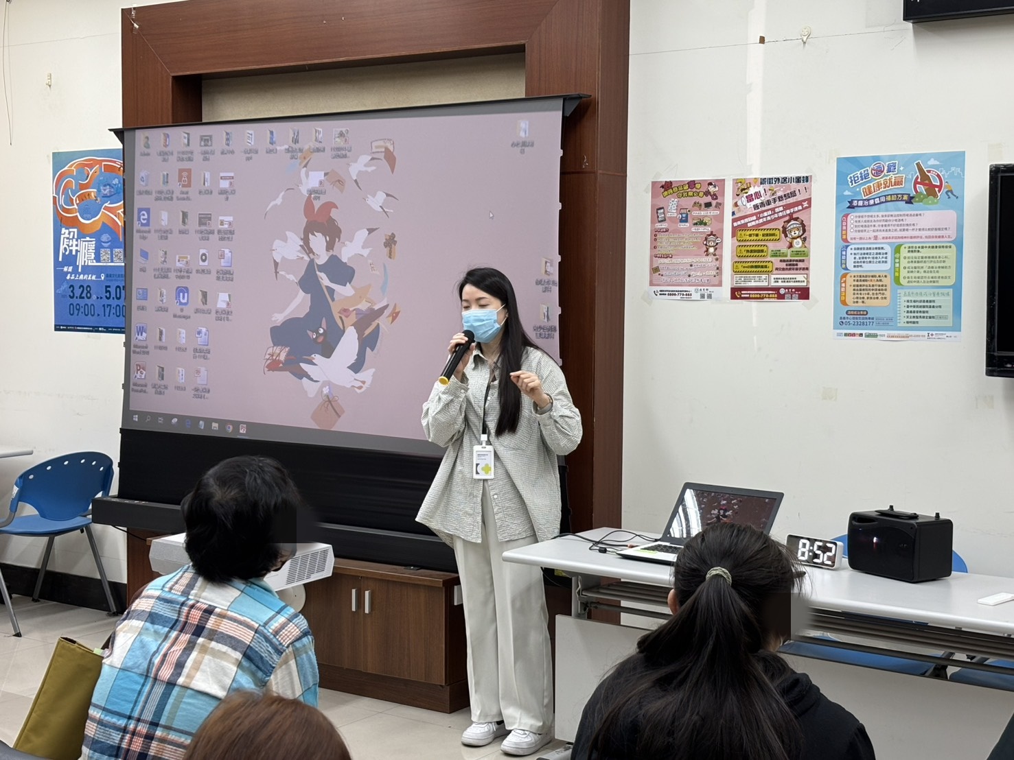 02.嘉義市衛生局人員向社勞人宣導酒癮戒治相關資訊