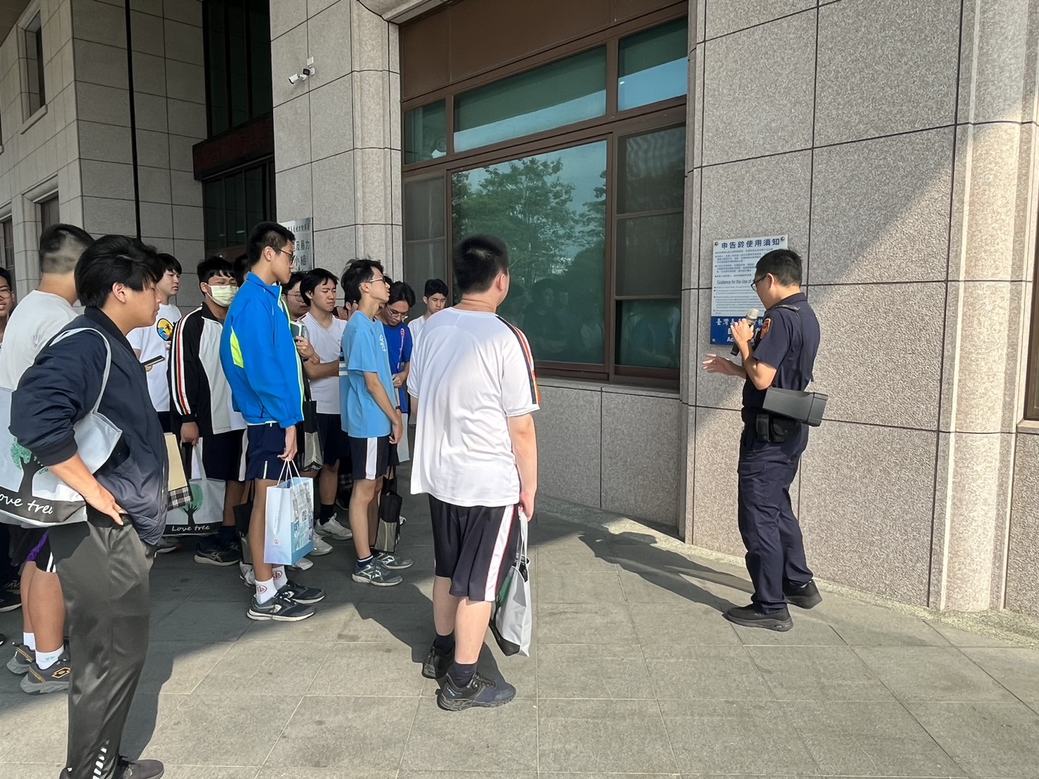 在法警的引導下，學生們參觀了偵查庭、詢問室等辦公場所