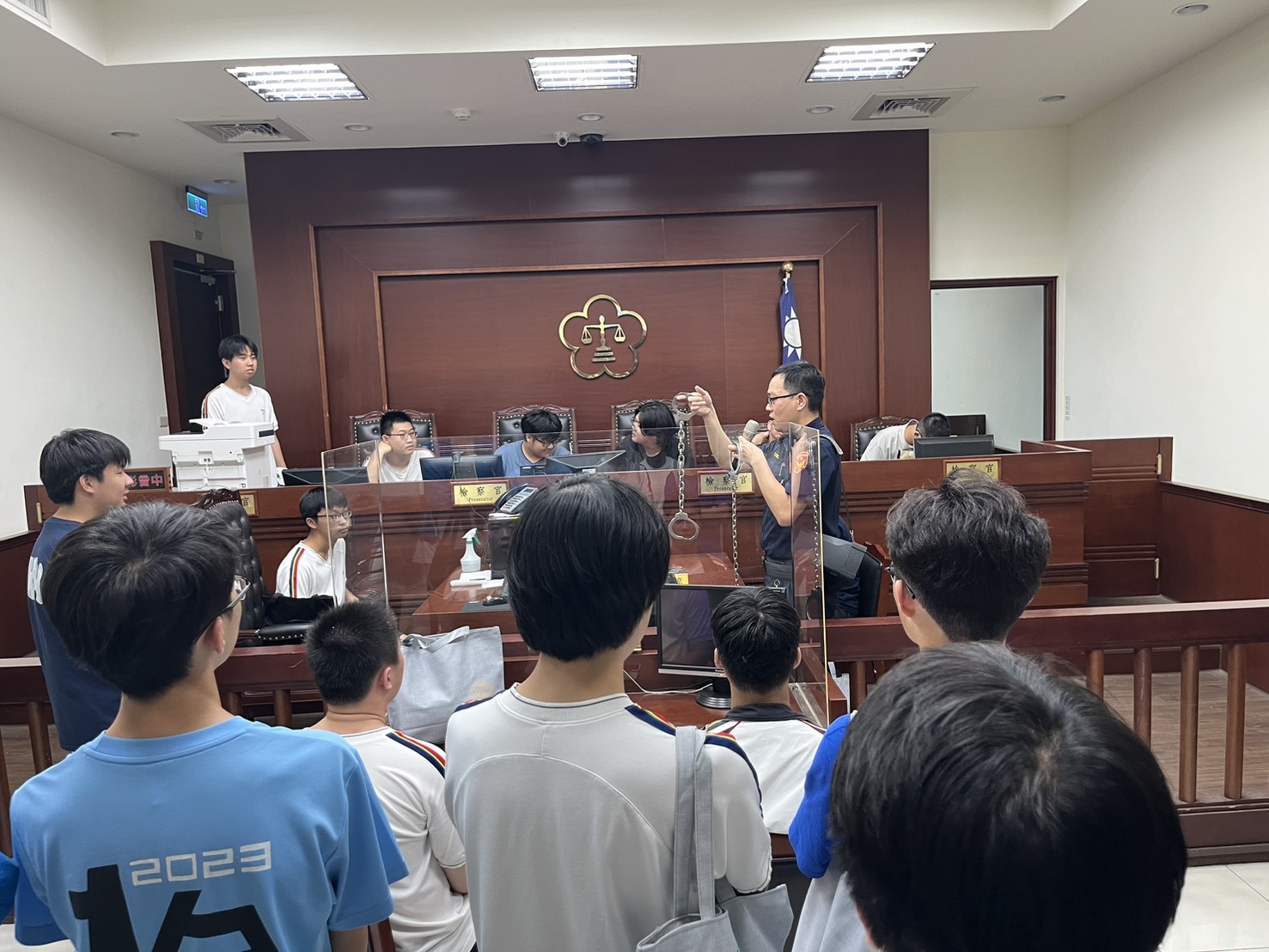 實地參訪地檢署偵查庭、拘留室等
