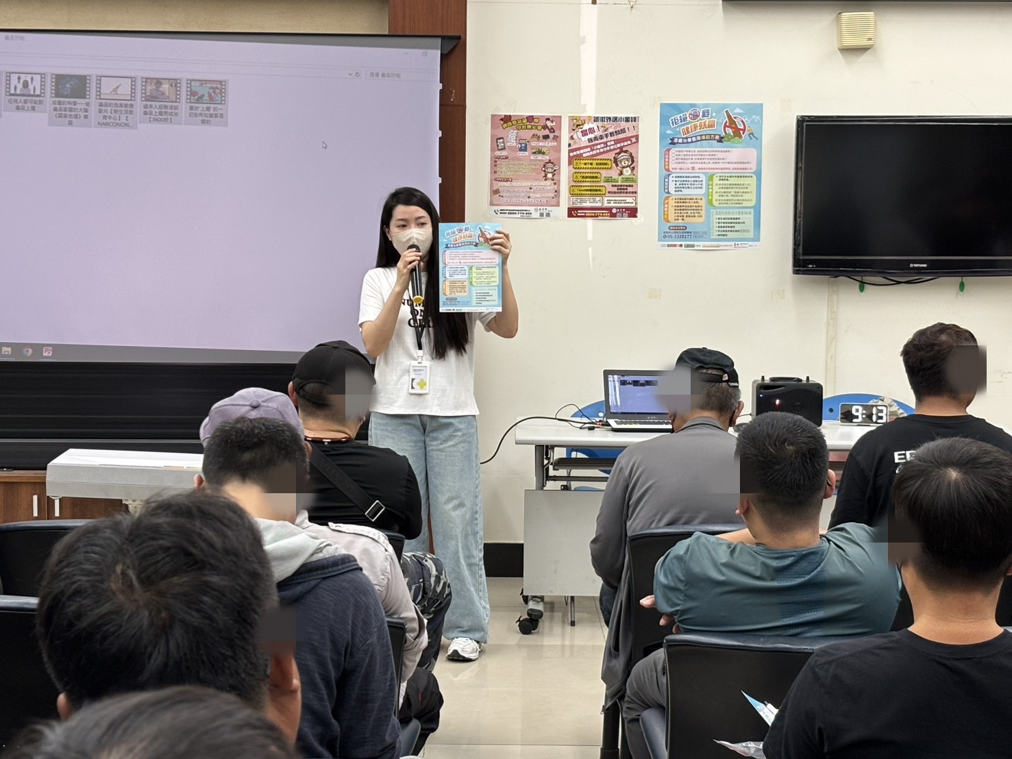 02.嘉義市衛生局人員向社勞人宣導酒癮戒治相關資訊