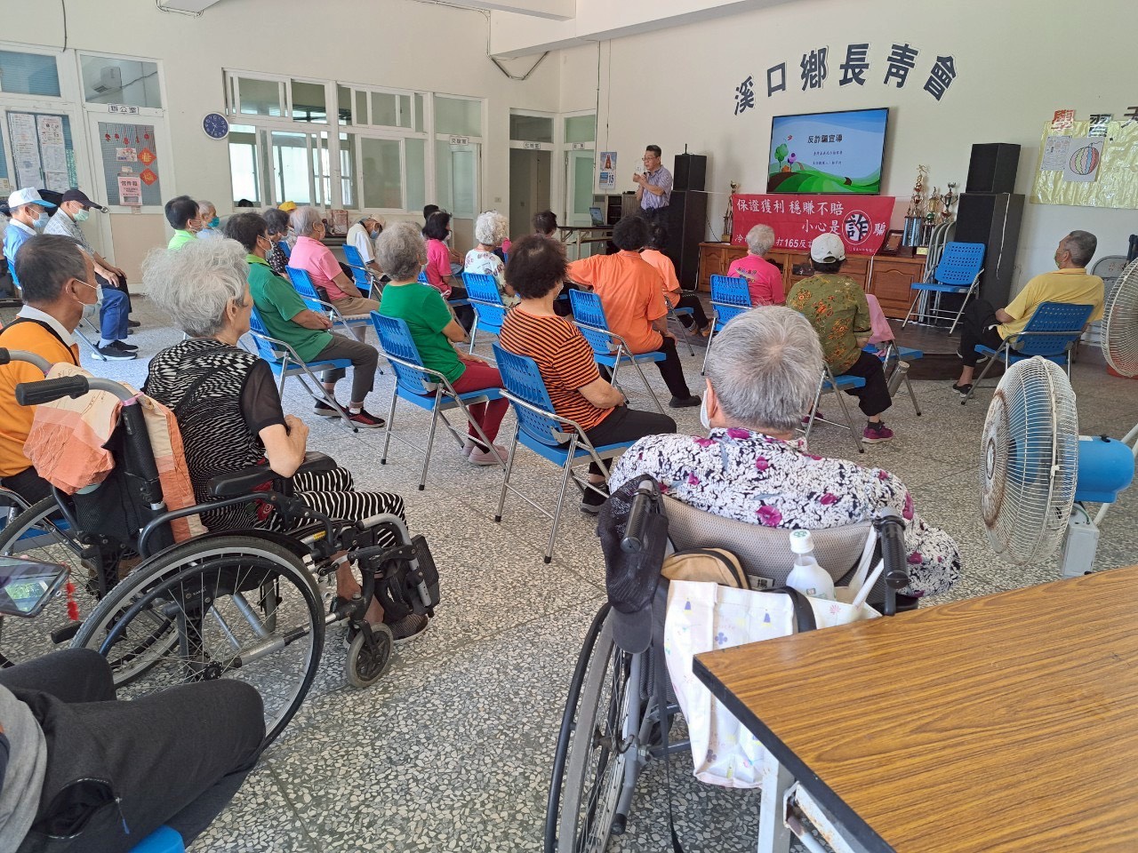 資詐騙常用騙術：假名人拉進LINE投資群組，並創設不同角色輪番上陣，假造投資公司運作假象。