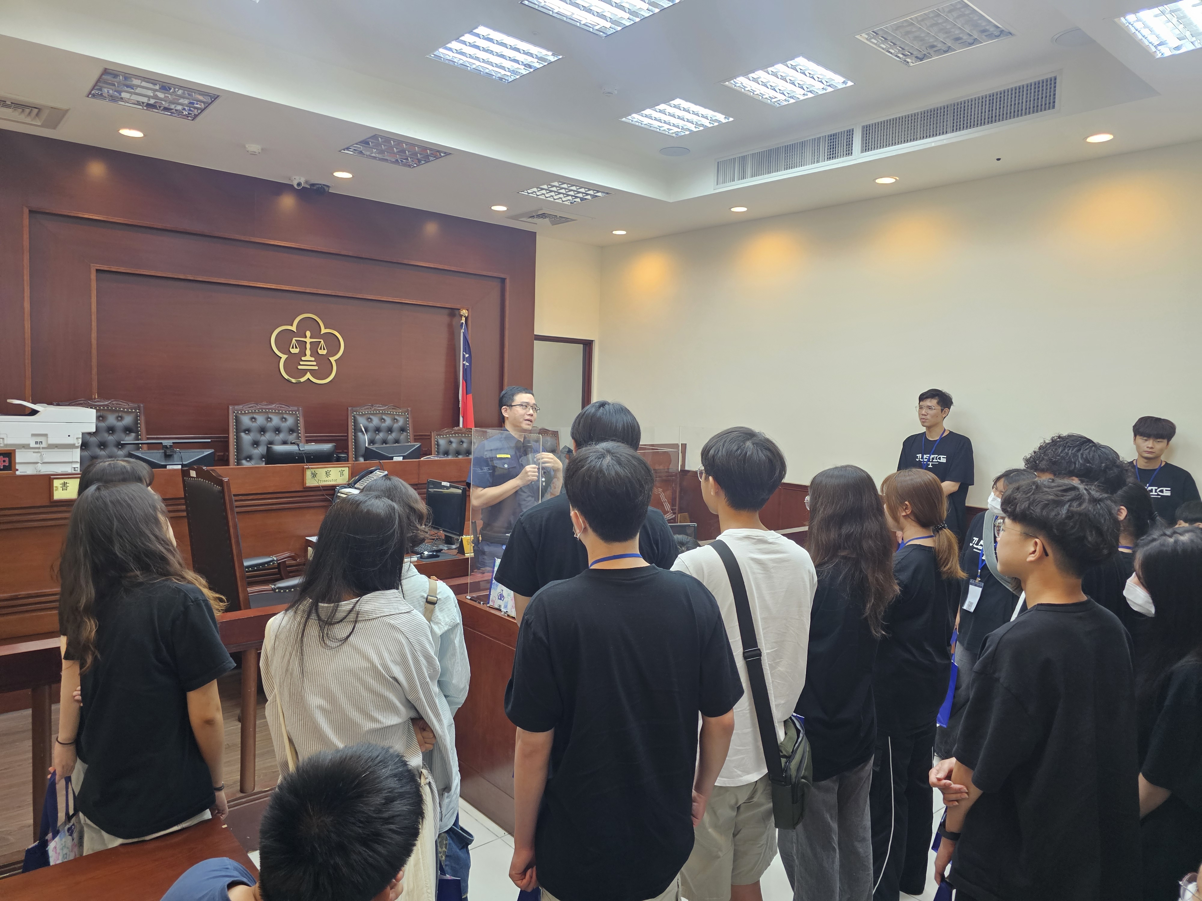 嘉義地檢署帶領學生實地參觀偵查庭等平常一般民眾較少接觸到之環境