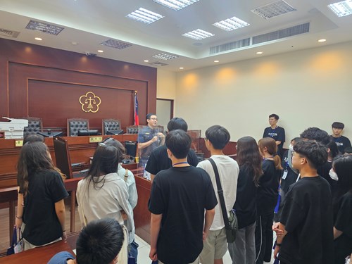 嘉義地檢署帶領學生實地參觀偵查庭等平常一般民眾較少接觸到之環境